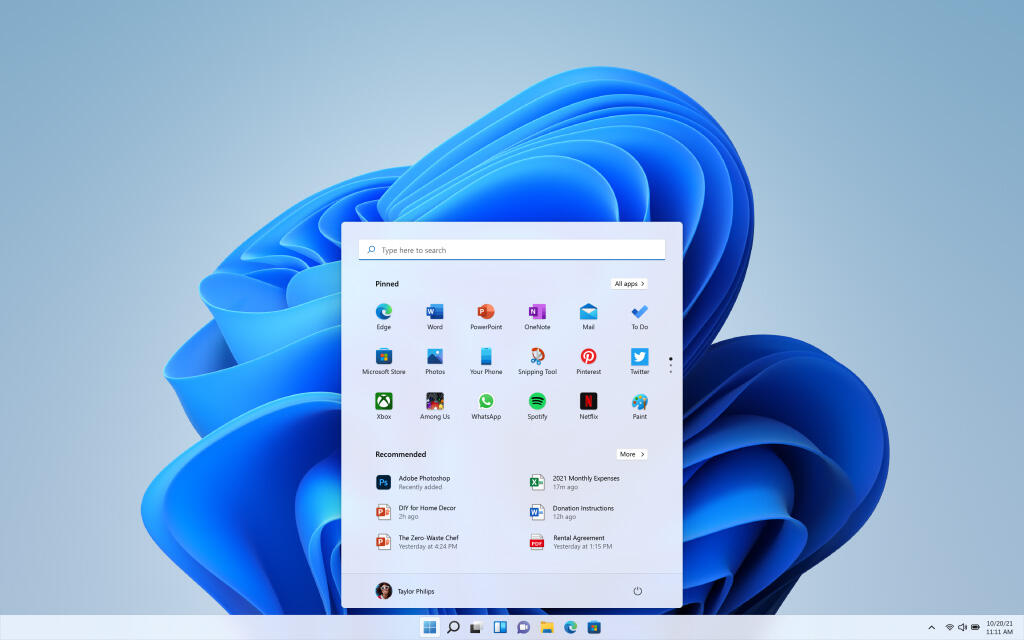 Windows 11 Oberfläche mit dem neuen zentrierten Startmenü.